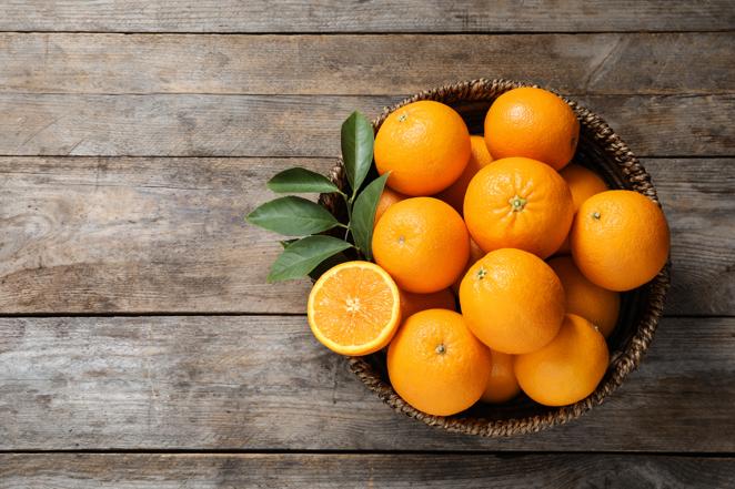 Naranja. Esta fruta ayuda a frenar el envejecimiento celular y de la piel. Esto se debe a que esta fruta aporta <a href="https://www.abc.es/bienestar/alimentacion/abci-frutas-y-verduras-mas-vitamina-202010120307_noticia.html" target="_blank">vitamina C</a> a nuestro organismo (nada más y nada menos que 50 mg), imprescindible para el desarrollo y crecimiento de nuestro cuerpo. La <a href="https://www.abc.es/bienestar/alimentacion/recetas-saludables/abci-naranja-beneficios-y-recetas-fruta-temporada-202011060247_noticia.html" target="_blank">naranja </a>destaca por su capacidad antioxidante, que ayuda a mejorar la absorción del hierro, por lo que es ideal para incluir en platos ricos en este mineral.