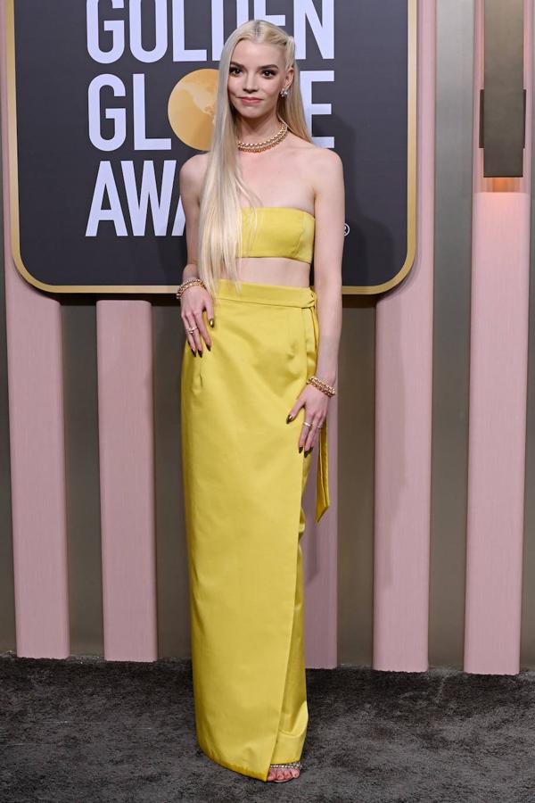 Anya Taylor Joy en los Globos de Oro 2023. La actriz combinó su vestido de Dior con joyas de Tiffany &amp; Co: un impresionante collar, varias pulseras y pendientes.