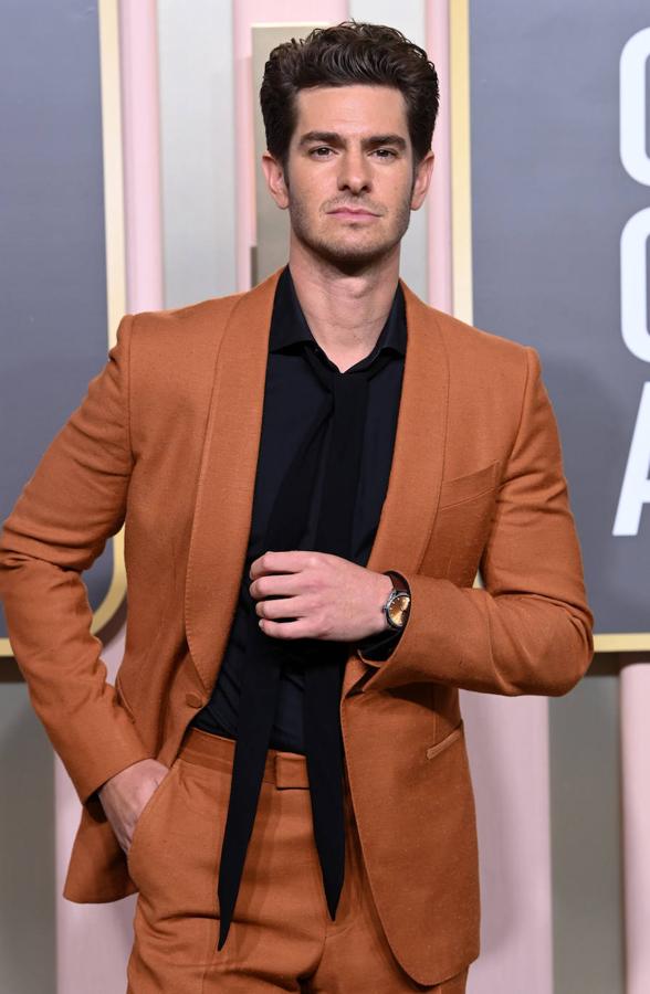 Andrew Gardfield en los Globo de Oro 2023. Quizás no fue de los más elegantes, pero el actor volvió a demostrar su estilo posando en la alfombra roja con un traje de color teja y una camisa negra que combinó con un lazo a modo de corbata.