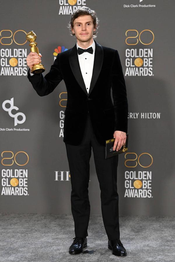 Evan Peters en los Globos de Oro 2023. El actor, que recibió un premio por la serie 'Dahmer - Monster: The Jeffrey Dahmer Story', producida por Netflix, también fue uno de los más elegantes gracias a su esmoquin de Dior.