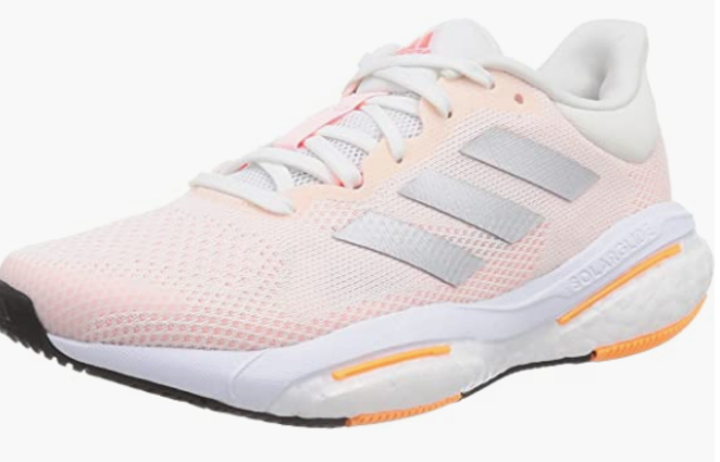 Para salir a correr. Unas zapatillas de running, que te sirven para el resto de actividades, siempre es buena opción. Estas de Adidas pueden conseguirse en <a href="https://www.amazon.es/dp/B09HZ8ZMWC?th=1" target="_blank">Amazon Fashion</a>.