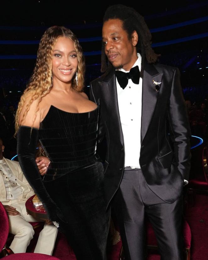 Jay Z con broche de Tiffany &amp; Co. El rapero y empresario, marido además de Beyoncé, ha llevado en los Grammy un broche de la colección de la colección Tiffany &amp; Co. Schlumberger® en forma de pájaro.