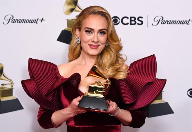 Adele lució joyas de Tiffany &amp; Co.. La cantante, que se llevó uno de los premios de la noche, combinó su vestido granate con joyas de Tiffany &amp; Co. En concreto, lució unos llamativos pendientes de la colección Schlumberger® de oro amarillo de 18 quilates y  platino, la pulsera Tiffany Victoria® y un par de anillos con diamantes.
