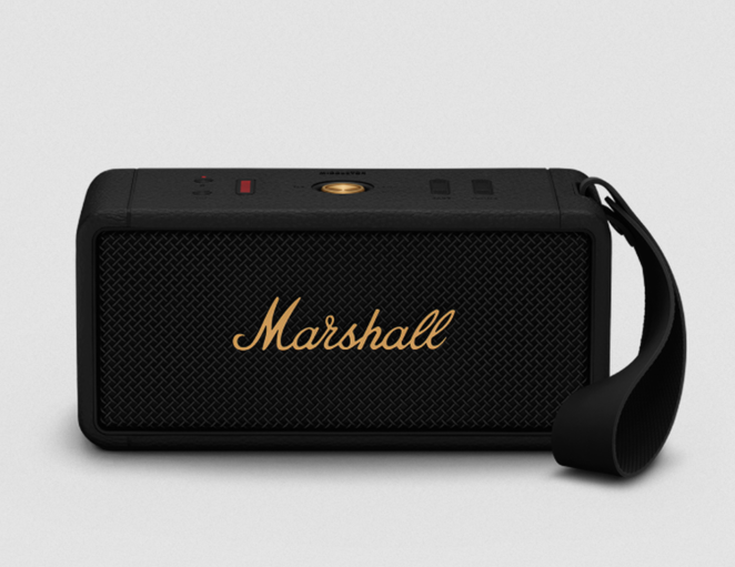 Altavoz Middleton de Marshall. Este altavoz portátil mantiene el icónico diseño tradicional de la marca mientras cumple la promesa de sostenibilidad de Marshall. La sólida construcción de este modelo incorpora un 55% de plástico reciclado posconsumo procedente de productos electrónicos usados, botellas de agua y cubiertas de faros de automóviles. Incorpora la función True Stereophonic, una forma de sonido multidireccional única de Marshall que te proporciona una experiencia totalmente inmersiva estés donde estés. Además, cuenta con la certificación IP67 de resistencia al polvo y al agua y ofrece más de 20 horas de reproducción portátil con una sola carga. Para cargarlo se necesitan 4,5 horas. Su precio es de 299 euros.