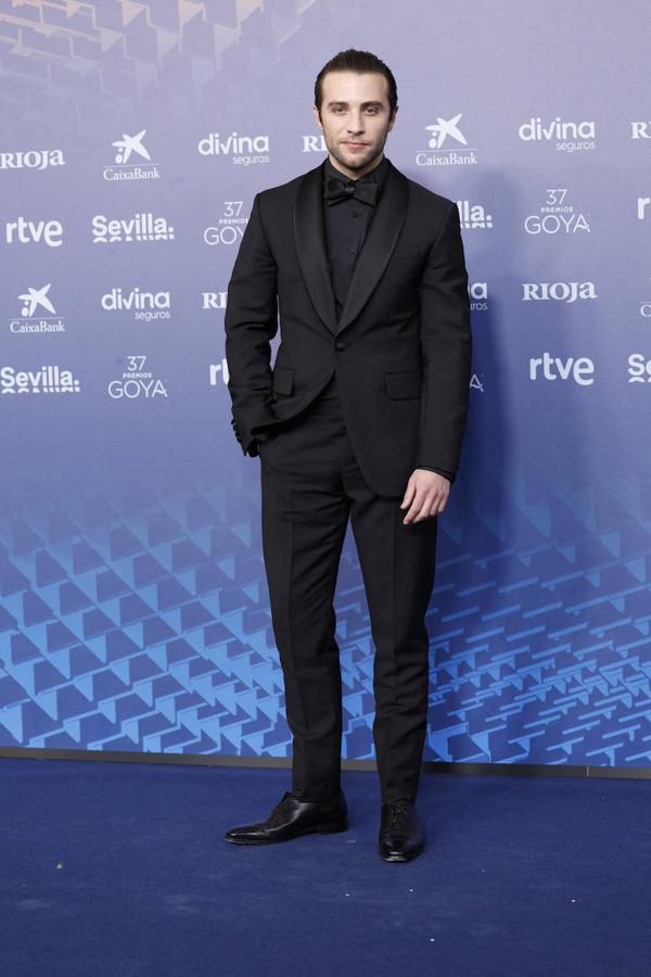 Pol Monen en los Goya 2023. El actor lleva total look de Berluti y joyas de Cartier.