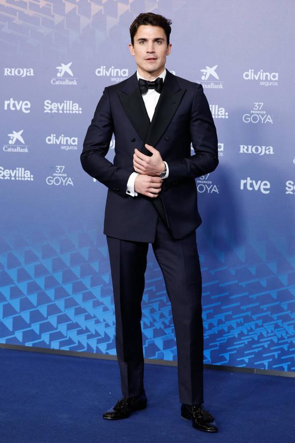 Alex González en los Goya 2023. El actor también ha elegido un esmoquin para ser uno de los más elegantes de la noche.