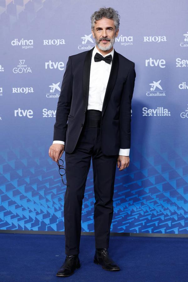 Leonardo Sbaraglia en los Goya 2023. El actor argentino Leonardo se decantó por un esmoquin negro con camisa blanca y complementos en color negro, de la actual temporada de BOSS.