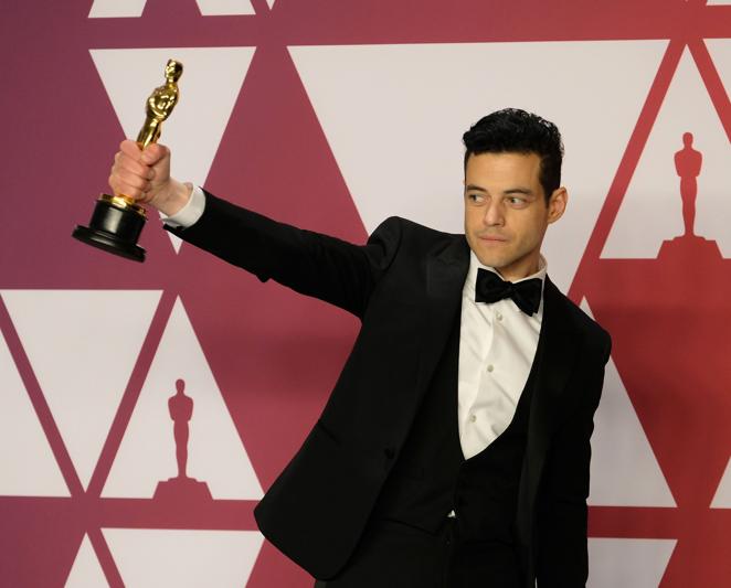 Rami Malek en el 2019. Su papel en Bohemian Rhapsody le valió el Oscar a Mejor Actor principal y lo recogió con un elegante esmoquin de Saint Laurent.