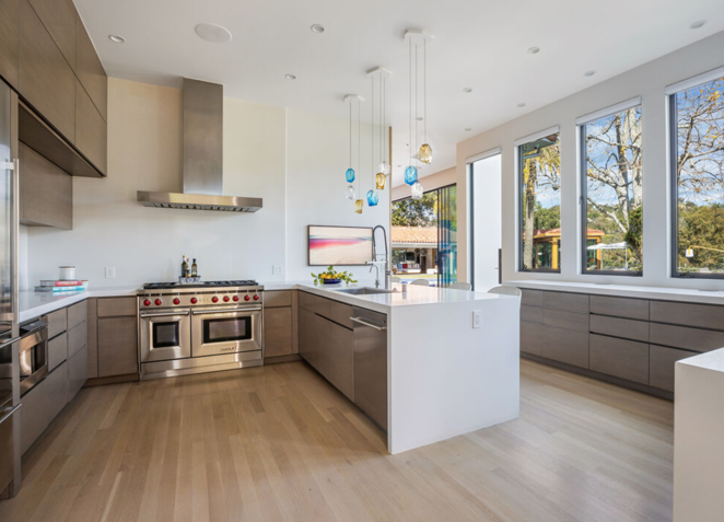 Así es la mansión que vende Eva Longoria. Por su parte, la cocina, que es la estancia favorita de la artista, cuenta con gabinetes en color marrón, electrodomésticos de alta gama y una isla con fregadero y barra de desayuno, así como con una zona de desayuno que se abre al patio.