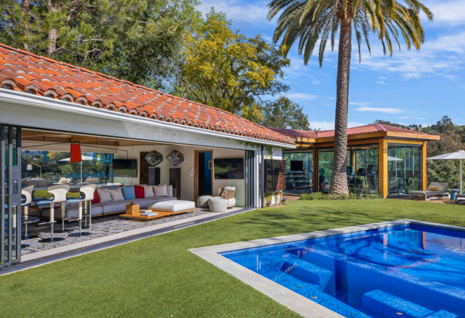 Así es la mansión que vende Eva Longoria. La magnífica zona exterior incluye una piscina con jacuzzi con azulejos de mosaico azul, una cabaña, jardín con césped artificial y una gran terraza con vistas a la montaña.