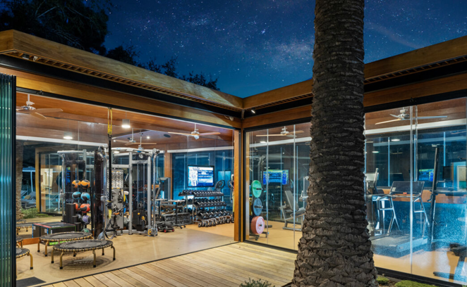 Así es la mansión que vende Eva Longoria. También hay un pabellón de cristal en forma de L que acoge un gimnasio, una cancha de tenis iluminada, varias estructuras de juegos para niños y y un garaje con capacidad para cuatro vehículos.