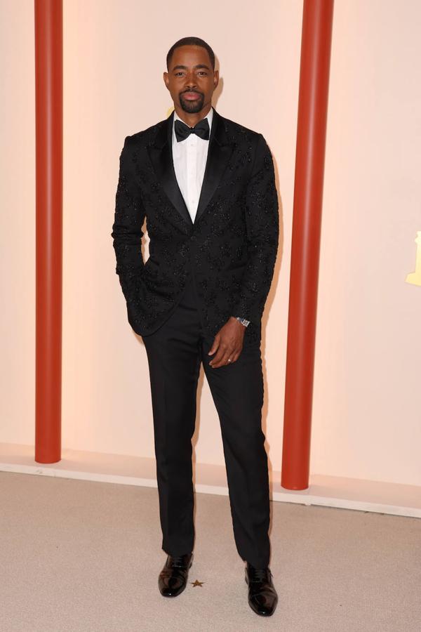 Jay Ellis. El actor ha llevado una original chaqueta bordada de Fendi.