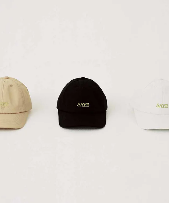 Gorra. Para protegerse del sol, la gorra es fundamental. En todos los deportes puedes llevar una que te facilitarán la actividad, y es un regalo perfecto. Disponible en <a href="https://www.sayebrand.com/" target="_blank">Sayebrand.com</a>.