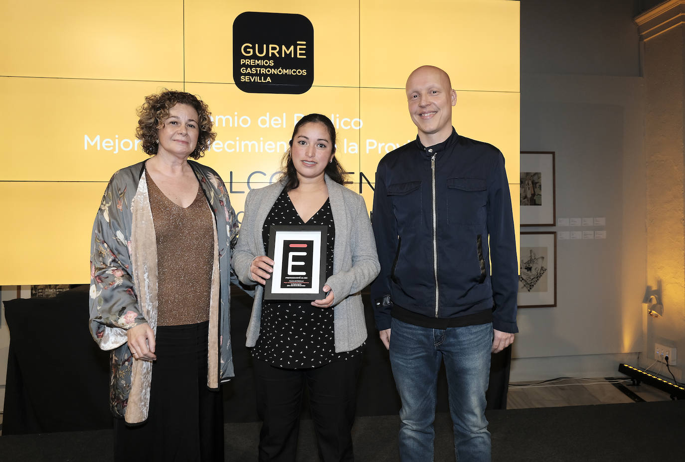 Premio al Mejor Establecimiento de la Provincia correspondiente al público: La Malcontenta. Lola Polvillo, responsable comercial nacional de Polvillo, entrega el premio. Miguel Ángel Chamorro, propietario de La Malcontenta, y Dña. Elena García Núñez, cocinera de La Malcontenta, recogen el premio