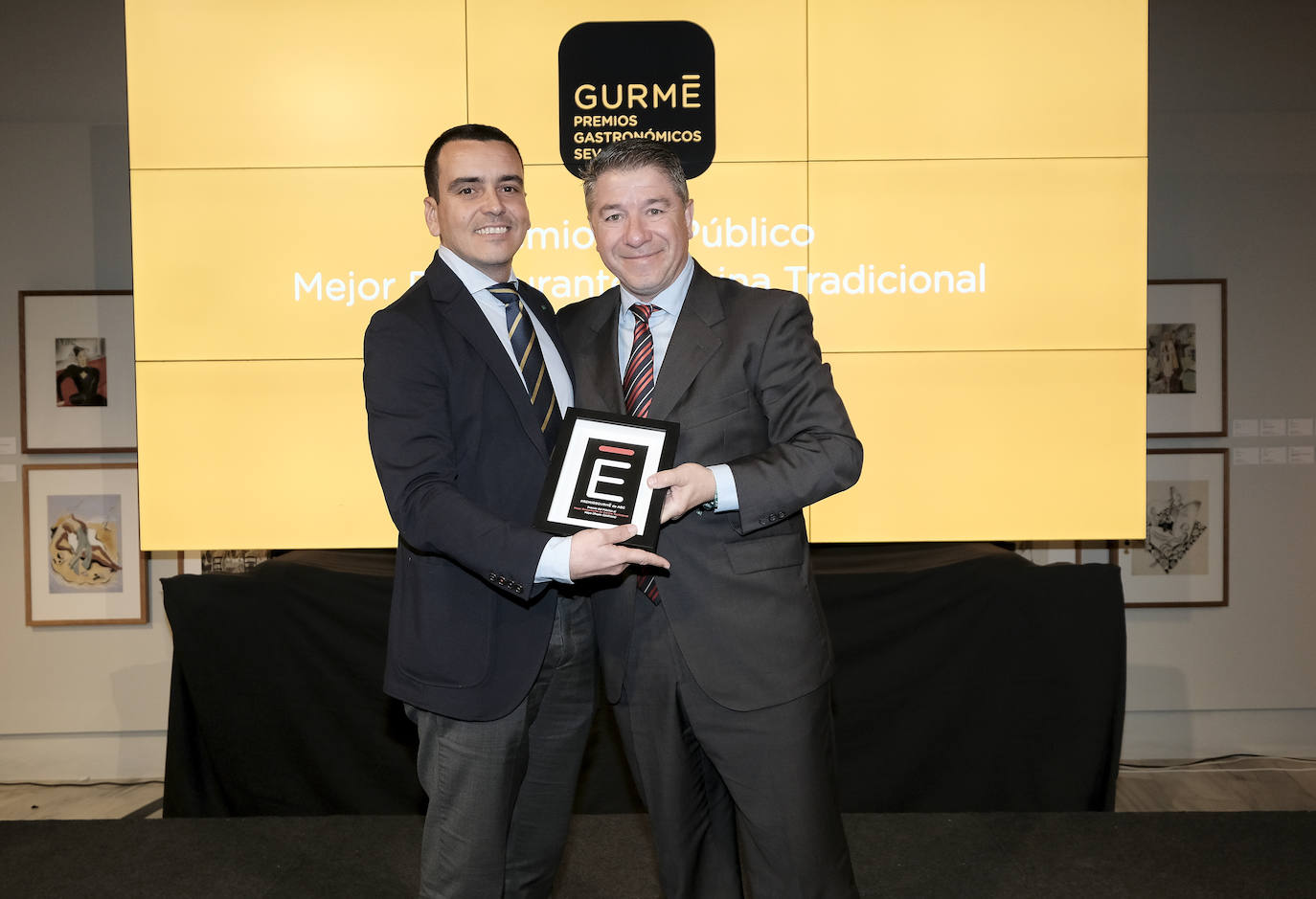 Premio al Mejor Restaurante de Cocina Tradicional correspondiente al público: Restaurante Mayo. José Antonio Ponce, area manager de Heineken en la provincia de Sevilla, entrega el premio. Miguel Ángel Álvarez Hernández, gerente del Restaurante Mayo, recoge el premio