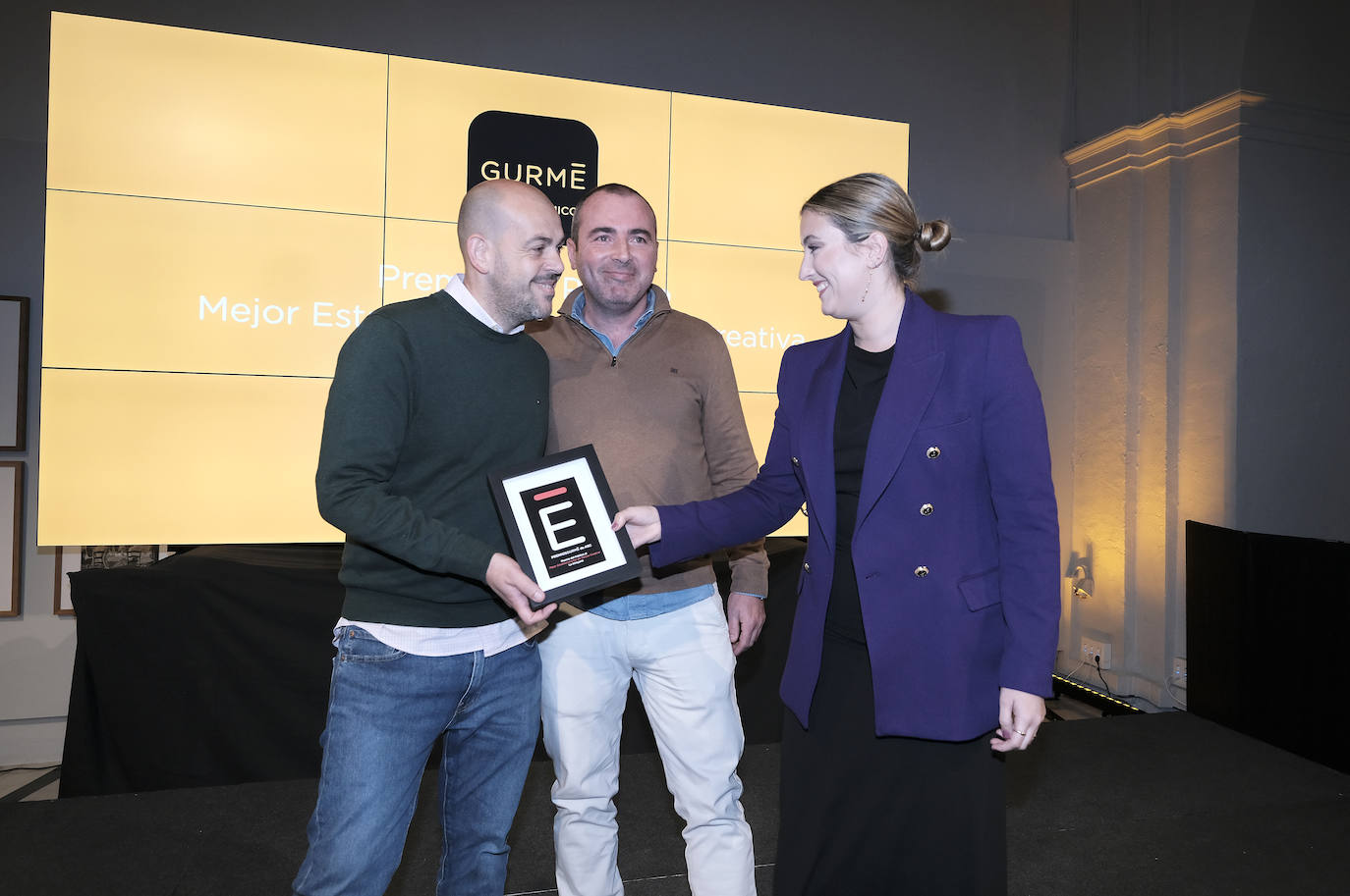 Premio al Mejor Establecimiento de Cocina Creativa correspondiente al público: La Atrayana. Julia Palacios, responsable de marketing de Quindesur, entrega el premio. Borja Cuéllar, socio de La Atrayana, recoge el premio