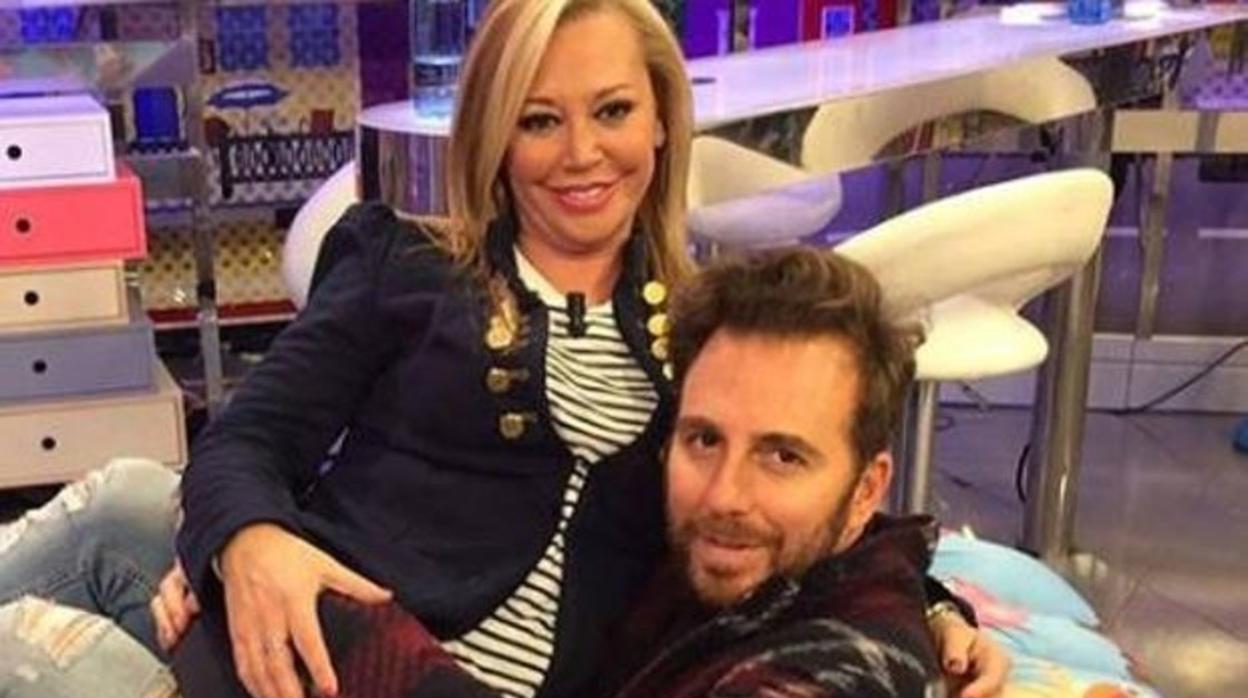 El director Raúl Prieto, con Belén Esteban.