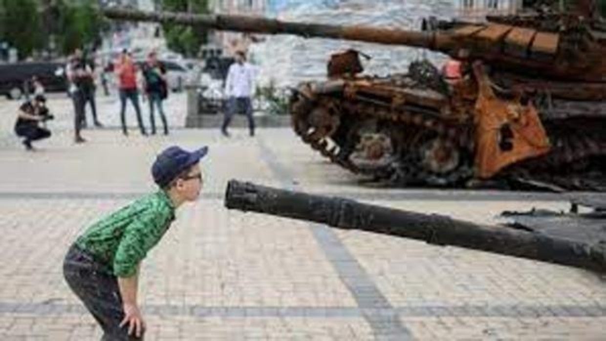 Un niño observa un tanque en un museo improvisado de chatarra bélica en las calles de Kiev