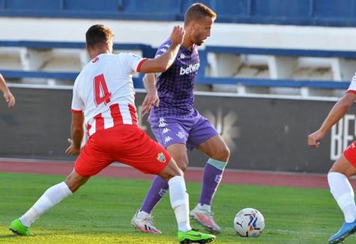 Canales controla el balón en el Betis-Almería de la pretemporada 20-21