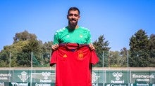 Borja Iglesias posa con la camiseta de la selección española tras ser convocado por Luis Enrique para jugar ante Suiza y Portugal