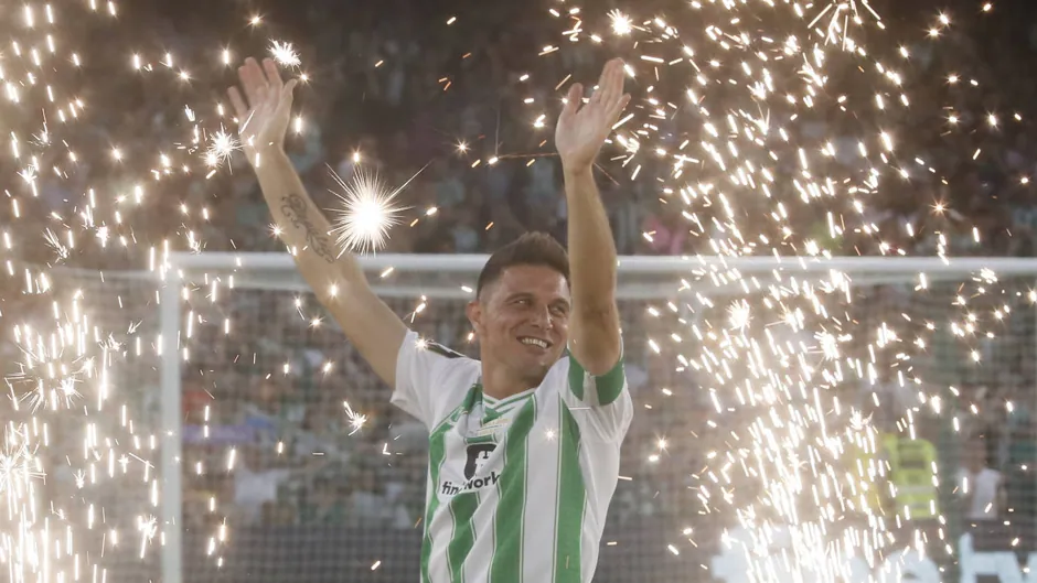 Betis: El Homenaje A Joaquín, Un Salto En La Imagen De La Marca Betis