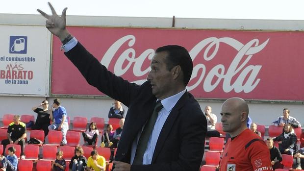 José Luis Oltra da instrucciones ante el Huesca en El Alcoraz