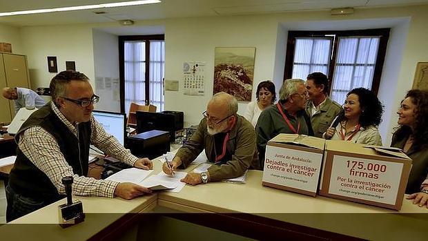 Entrega de las firmas en el Registro del Parlamento