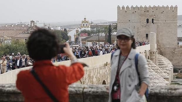 Turistas en el Puente Romano