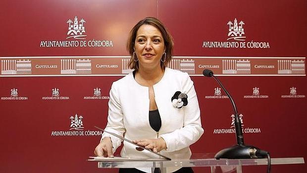 La alcaldesa, Isabel Ambrosio, antes de una comparecencia