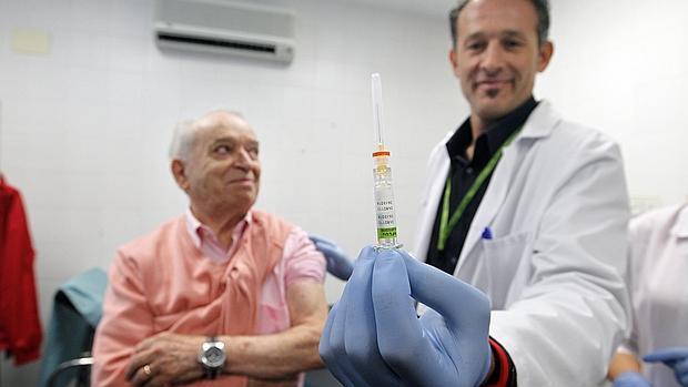 Un enfermero muestra la vacuna en un centro de salud