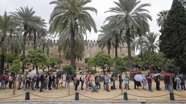 Público a la espera de acceder al Alcázar de los Reyes Cristianos