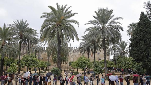 Cola de turistas en el Alcázar de Córdoba