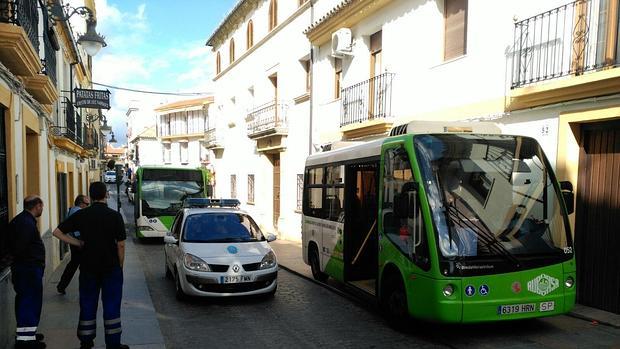 Microbús averiado en la calle Alfaros