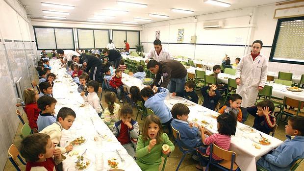 Niños durante la hora del almuerzo en un comedor de Córdoba