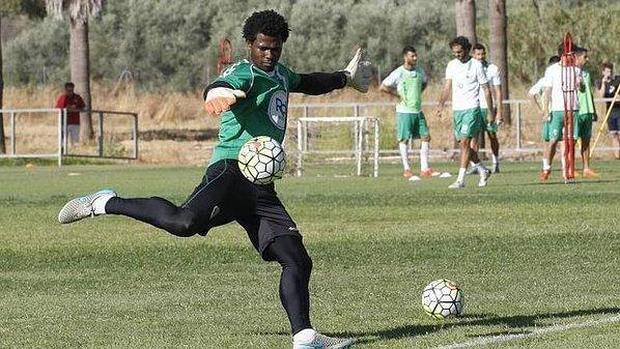 Razak realiza un saque de portería en el entrenamiento