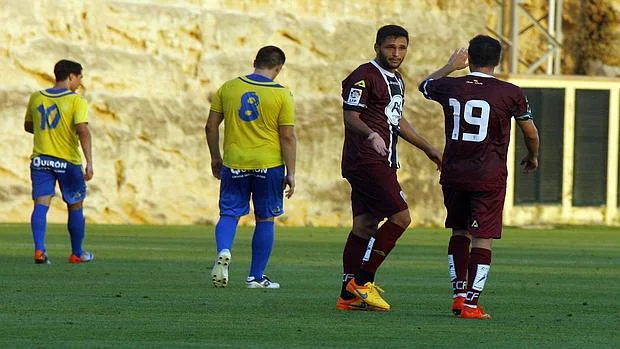 Florin celebra un gol con un compañero que se le acerca con el dorsal número 19