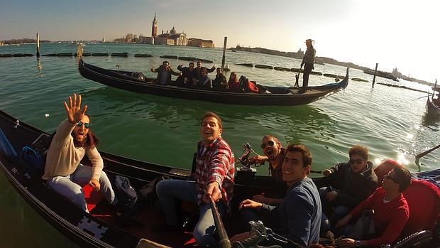 José Luis Aguilar, estudiante de Erasmus en Salerno, con sus amigos de visita a Venecia