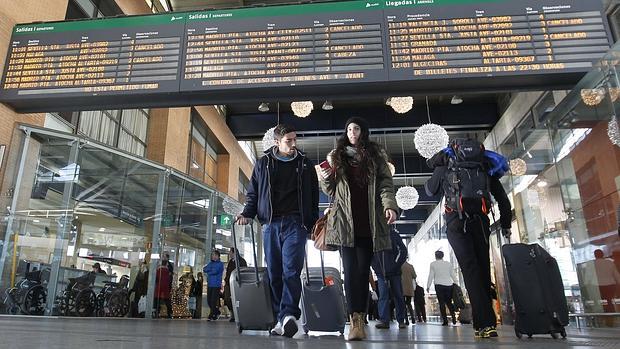 Dos jóvenes con sus maletas en la estación de AVE de Córdoba