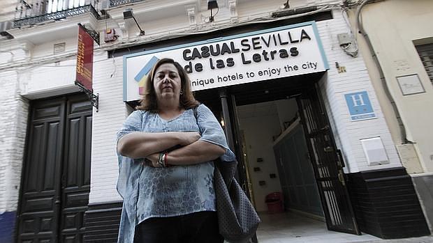 Fátima Bors, enfrente del hotel que le dejó su madre