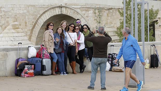 Un grupo de turistas se fotografía, ayer, antes de dejar Córdoba