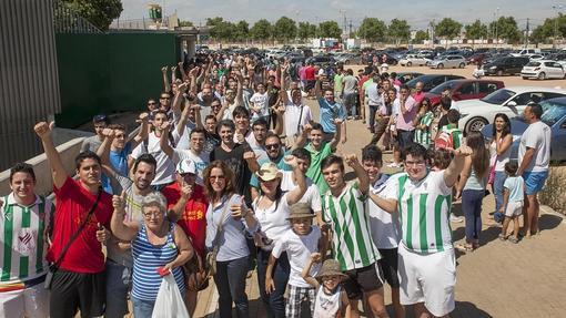 La afición blanquiverde hace colas en El Arcángel