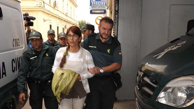 La exalcaldesa de Peñarroya Luisa Ruiz cuando fue a declarar por el «caso Miner»