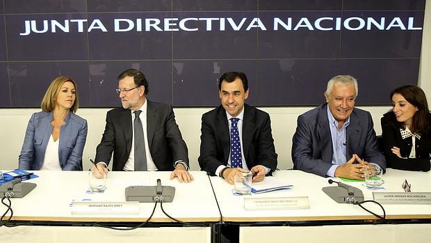 El presidente del Gobierno, Mariano Rajoy , junto a María Dolores de Cospedal Fernando Martínez Maillo, y Javier Arenas