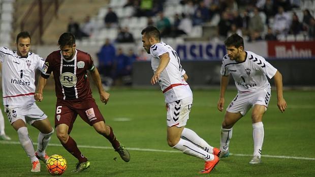 Luso trata de zafarse de tres rivales del Albacete