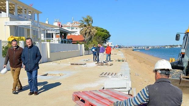 Rodríguez Nevado, en una visita a las obras del paseo de la ría