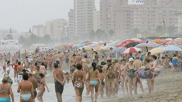 Aspecto de una playa de Fuengirola, lugar vacacional de los cordobeses