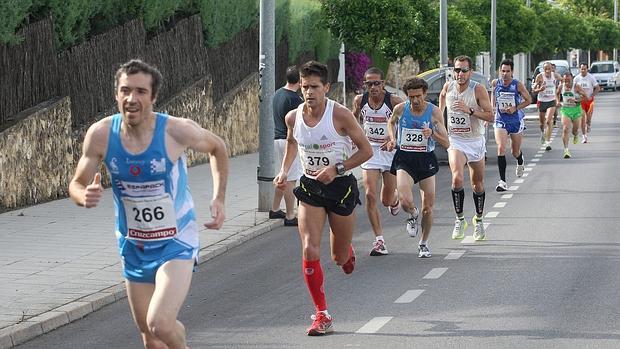 Varios corredores en una prueba atlética