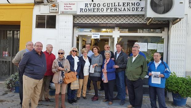 Los usuarios del centro, a las puertas con los ediles del PP