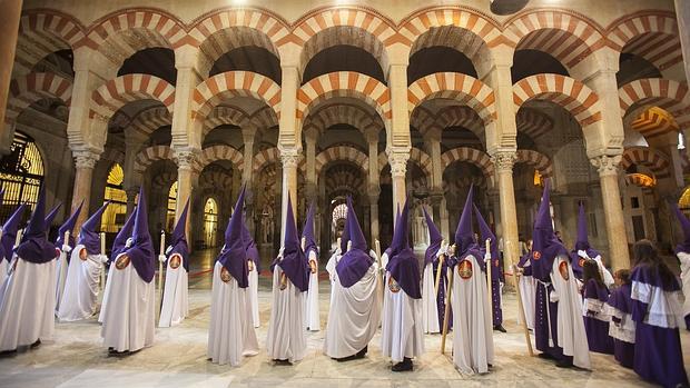 Nazarenos de la Agonía en el interior de la Mezquita-Catedral