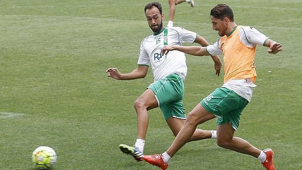 Deivid presiona a Fidel en un entrenamiento en El Arcángel